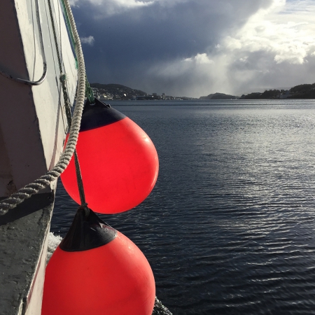 heavy-duty-buoy-boei-stootwillen-fender-bagger-offshore-visserij-polyform-A-serie-boot